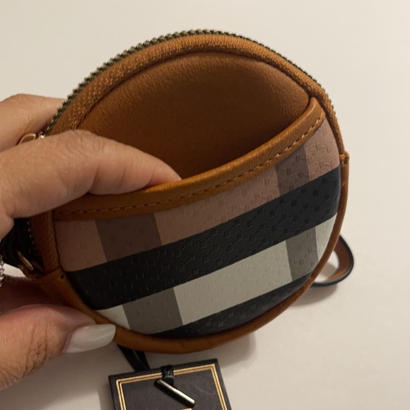 Designer inspired coin/change wristlet - Picture 4 of 7